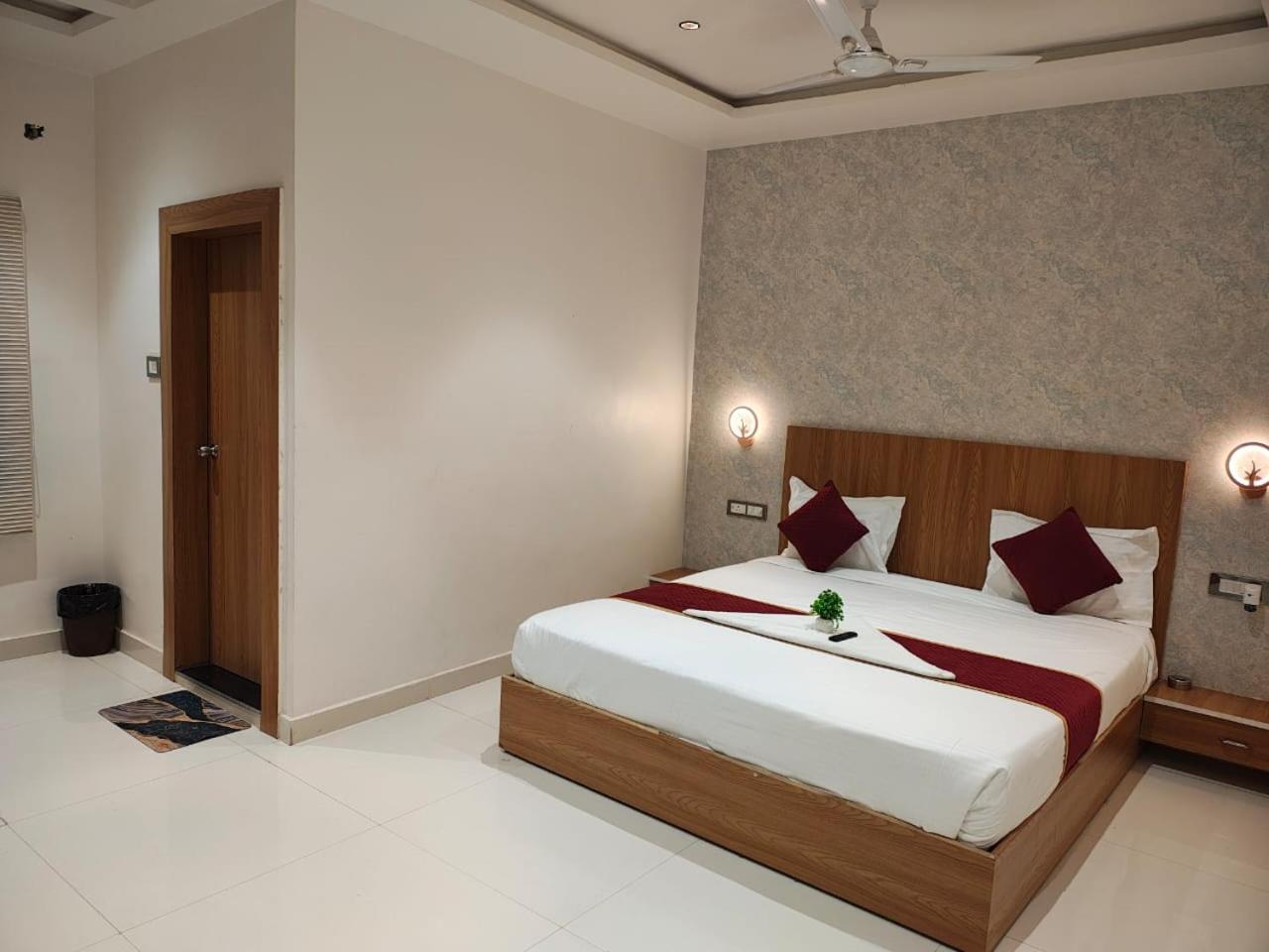 The Golden Palm Khajuraho Hotel Luaran gambar