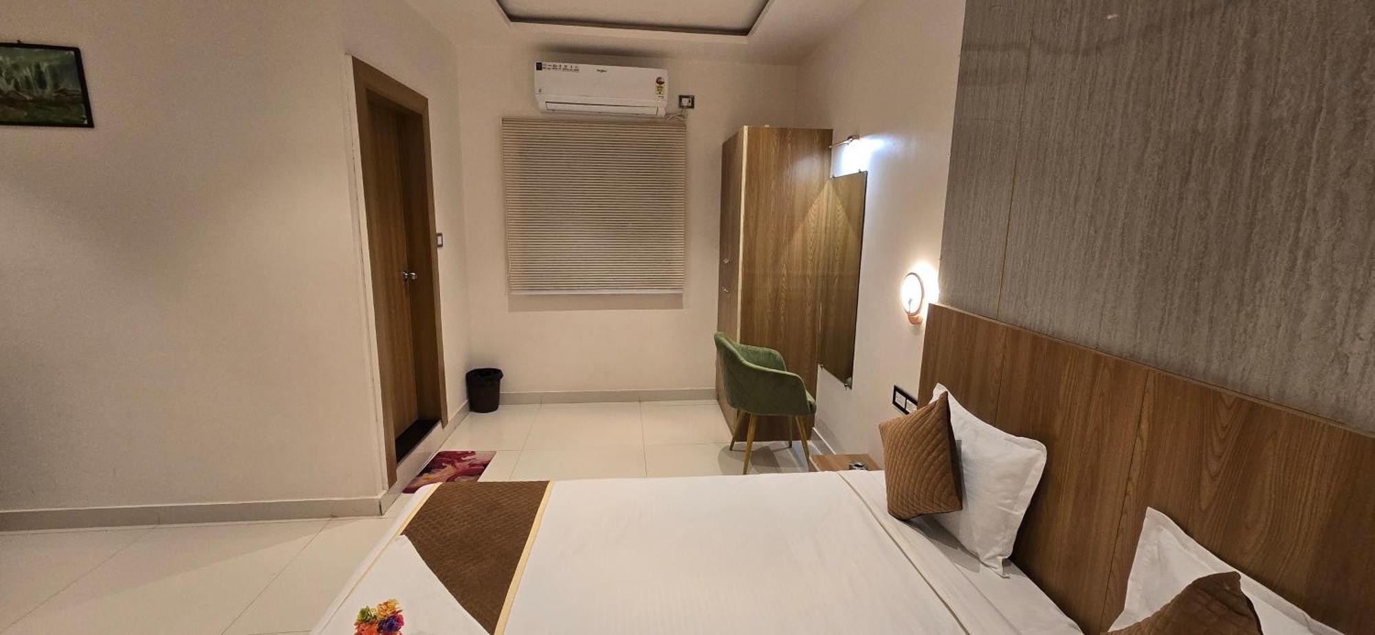 The Golden Palm Khajuraho Hotel Luaran gambar